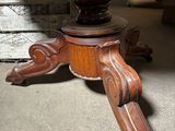 une table en bois sur laquelle se trouve un vase