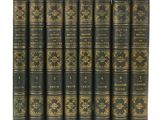 un coffret de six livres reliés en cuir vert avec des garnitures dorées