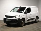 la camionnette blanche est garée dans une grande pièce au sol en damier