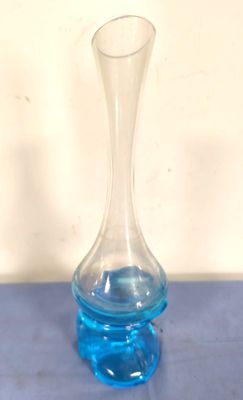 un vase en verre posé sur une table bleue