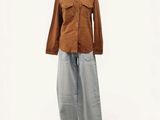 une photo d'un mannequin portant une chemise marron et un pantalon gris