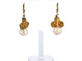 boucles d'oreilles plaquées or ornées de perles blanches et d'une fleur