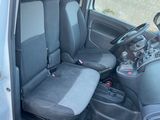 une voiture équipée de deux sièges et d'un volant