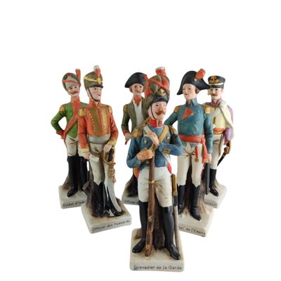 trois figurines représentant des hommes vêtus d'uniformes militaires et portant des casquettes