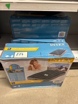 deux cartons de matelas gonflables Intex dans un magasin