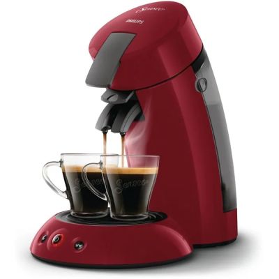 une cafetière rouge avec deux tasses de café devant elle