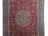 un tapis rouge et bleu à motif de médaillon