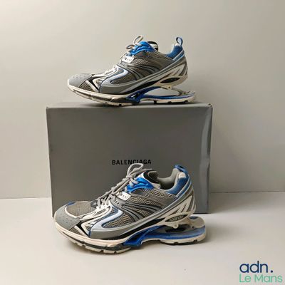 deux paires de chaussures sont posées sur une boîte