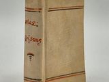 un vieux livre posé sur une table