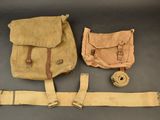 Deux sacs et une ceinture sont posés sur une table