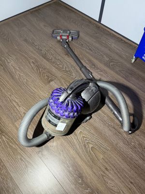 un aspirateur posé sur le sol de la pièce