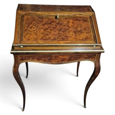un petit bureau muni d'un tiroir sur le dessus