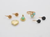 cinq paires de bagues et de boucles d'oreilles en or et en turquoise