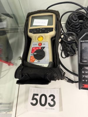 une vitrine contenant un téléphone portable et un compteur