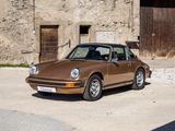une voiture marron garée devant un immeuble