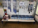 un présentoir de stylos et de crayons sur une étagère dans un magasin