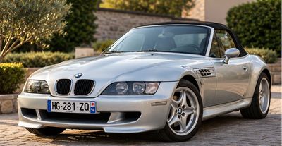une BMW de sport argentée garée sur le bord de la route