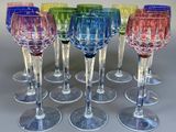six verres à vin alignés sur une table