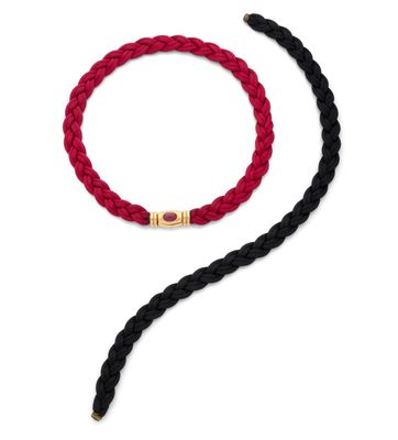 un bracelet tressé rouge et noir muni d'un fermoir doré