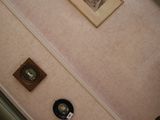 une photo d'une salle de bains avec des toilettes et un lavabo