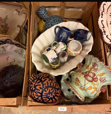 de nombreux bols et tasses dans une boîte posée sur la table
