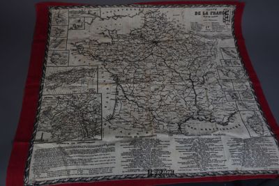 une vieille carte de la France posée sur une table, avec une bordure rouge