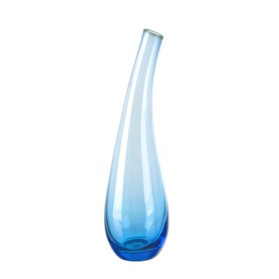 un vase en verre bleu posé sur une table