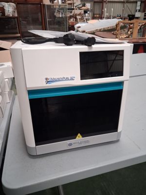 un micro-ondes blanc posé sur une table