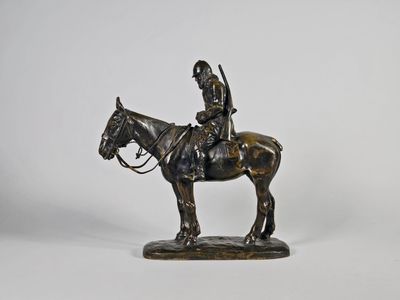 statue en bronze représentant un homme à cheval sur fond blanc