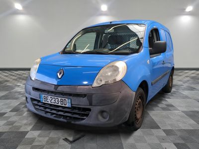 la photo d'une camionnette bleue garée dans un garage