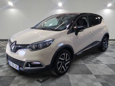 la voiture blanche est garée sur un sol en damier dans le garage