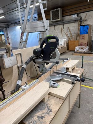 quelqu'un utilise une scie circulaire pour couper une pièce de bois