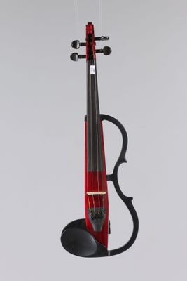 le violon est rouge et noir et est muni d'un archet noir
