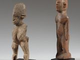une paire de figurines en bois sculpté représentant un homme et une femme