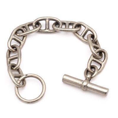 un gros plan d'un bracelet à maillons muni d'un fermoir en métal
