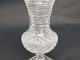 un vase en verre posé sur une table
