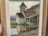 quelqu'un tient un tableau représentant une maison au bord de l'eau