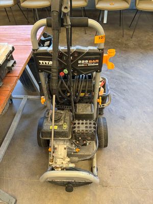 une machine posée sur le sol d'une pièce