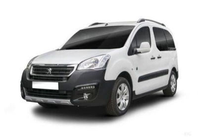 la camionnette blanche est garée sur le côté de la route