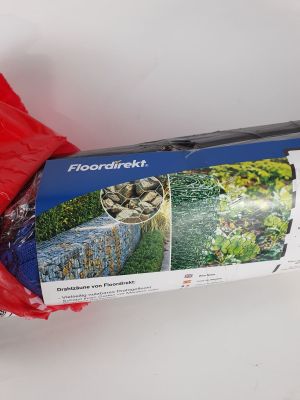 une boîte de fleurs posée sur une table