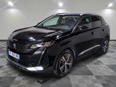 le 4x4 noir est garé sur le sol en damier d'un garage