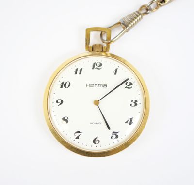 une montre de poche en or à laquelle est accrochée une chaîne sur le côté