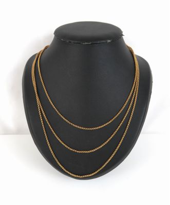 un collier à chaîne en or sur un mannequin mannequin mannequin mannequin mannequin mannequin mannequin mannequin mannequin mannequin