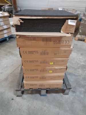 une pile de boîtes sur une palette dans un entrepôt