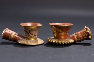 trois tasses et une soucoupe posées sur une table
