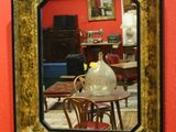 un miroir accroché au mur au-dessus d'une table