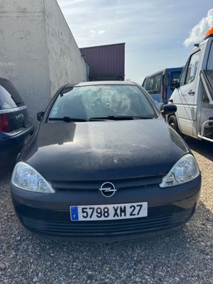 une voiture noire garée dans un parking à côté d'autres voitures