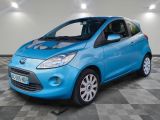 une Ford Karry bleue garée dans une pièce au sol à carreaux