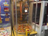 Ils jouent à « Slam-a-Win » dans la salle d'arcade.