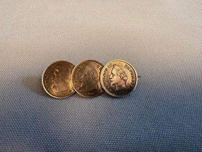 trois pièces empilées les unes sur les autres sur une surface bleue